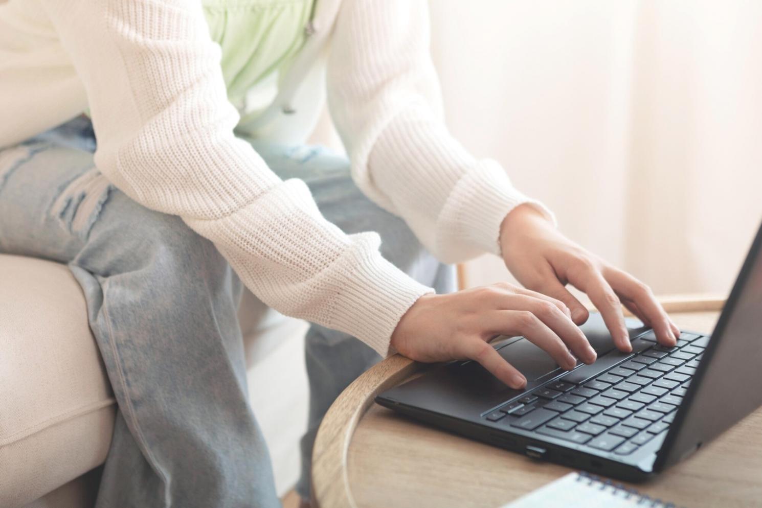 Estudiantes trabajando en análisis financiero con datos reales de empresas