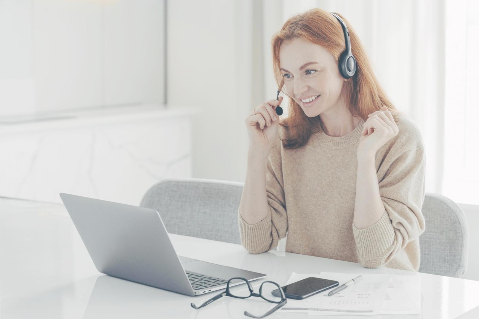 Equipo de instructores de Interfacex Academy trabajando en análisis financiero