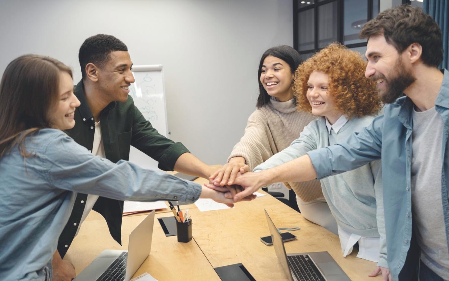 Instructor explicando conceptos de análisis financiero con gráficos y documentos
