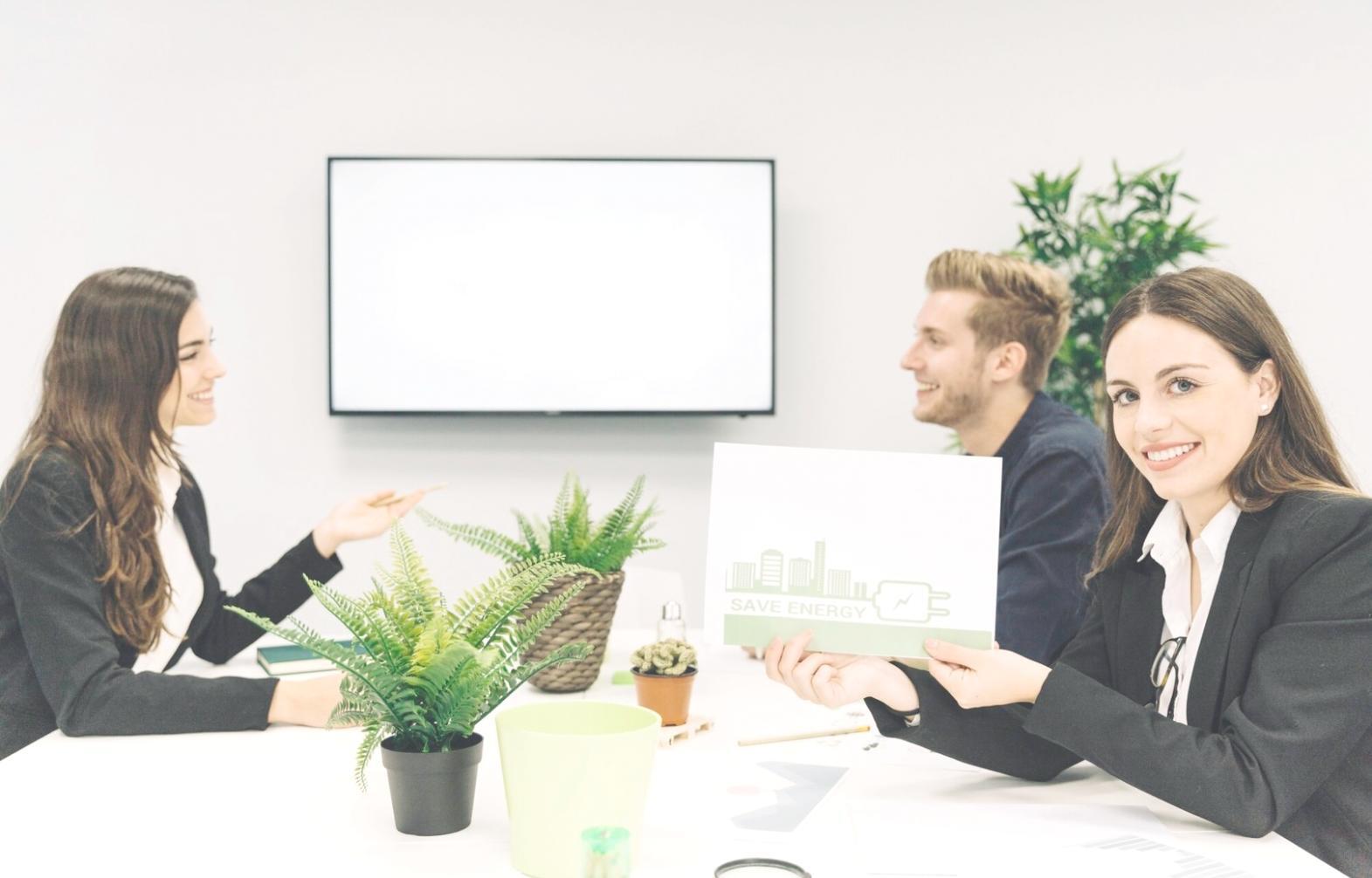 Estudiantes internacionales colaborando en análisis financiero