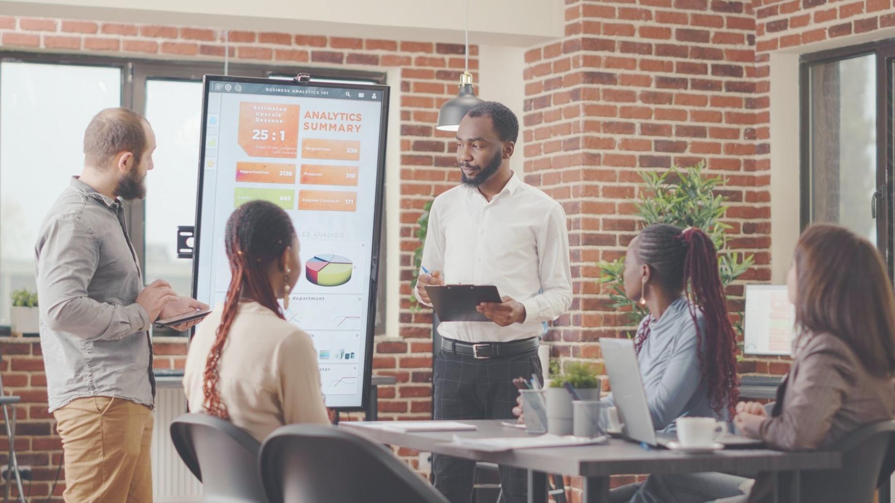 Estudiantes analizando datos financieros en ambiente de aprendizaje colaborativo